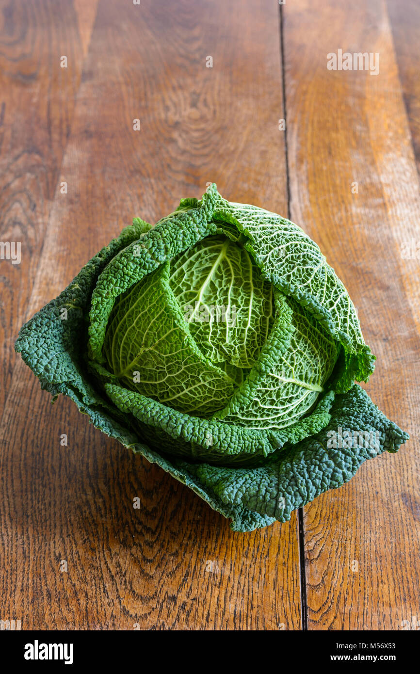 Cabage vert sur une table de cuisine en bois de style rustique. Banque D'Images