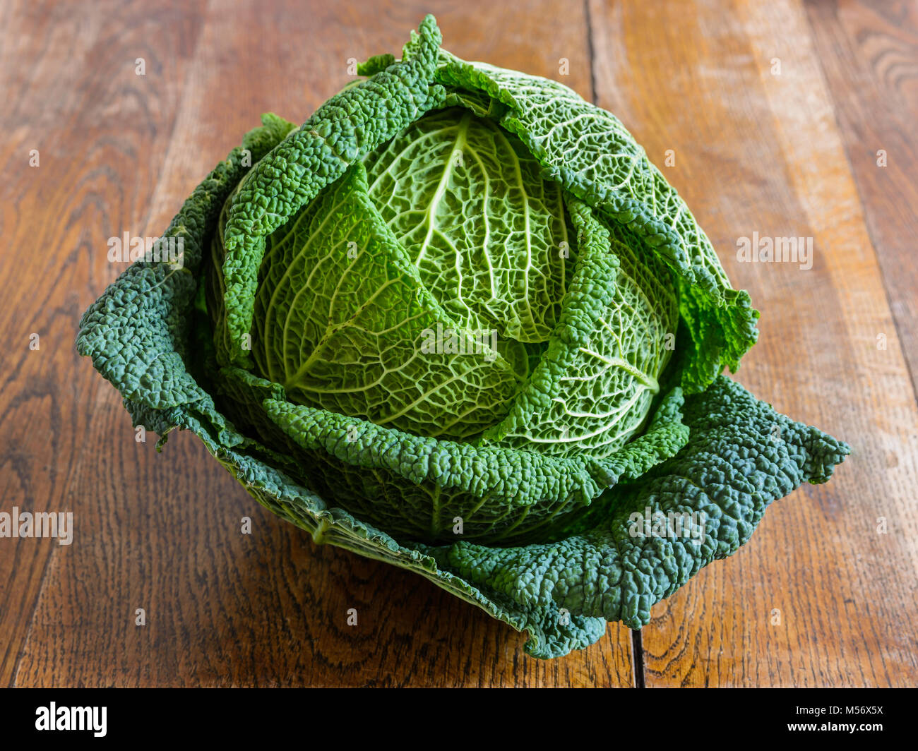 Cabage vert sur une table de cuisine en bois de style rustique. Banque D'Images