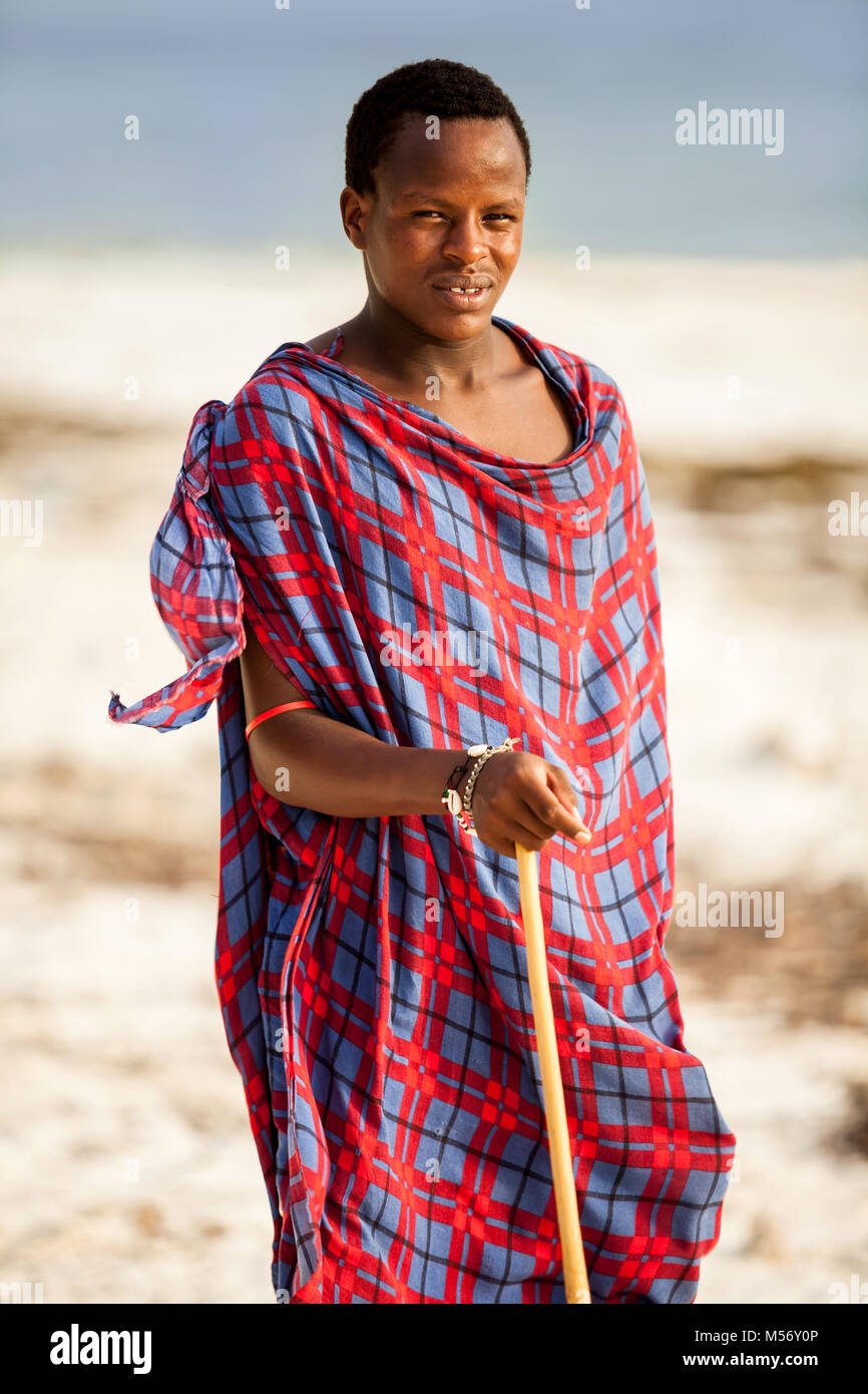 Stone Town, Zanzibar - le 20 janvier 2015 : African man standing on a beach enveloppée dans un drap, Banque D'Images Stone Town, Zanzibar - le 20 janvier 2015 : African man standing on a beach enveloppée dans un drap, Banque D'Images