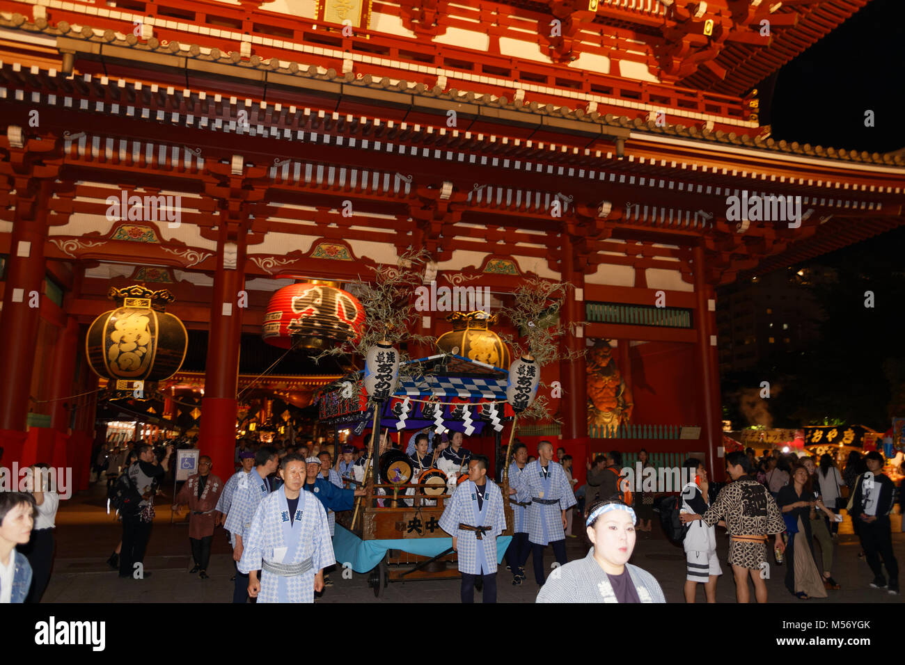 Le Sanja Matsuri festival dans le quartier d'Asakusa a lieu chaque troisième week-end de mai avec son cortège d'autels sacrés, le mikoshi. Banque D'Images