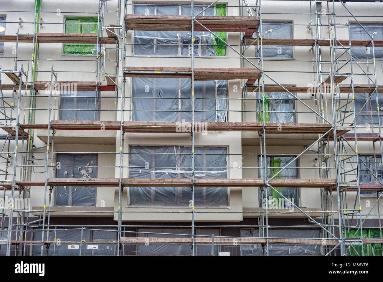 Un échafaudage sur une maison récemment construite Banque D'Images