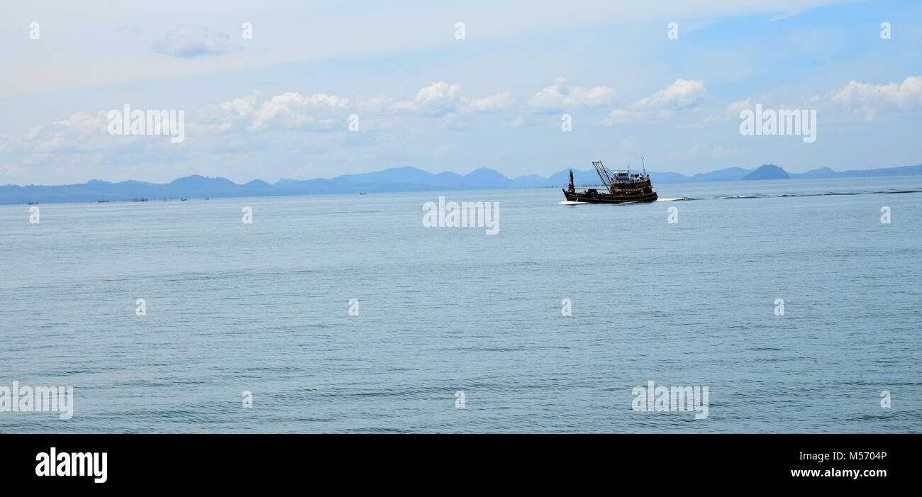 Bateau quelque part au milieu de la mer d'Andaman en Thaïlande Banque D'Images