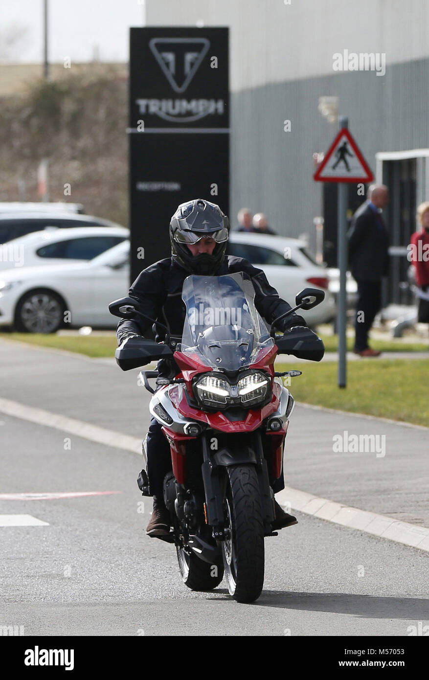 Le duc de Cambridge conduit une moto Triumph Tiger 1200 XRT au cours d'une visite à Triumph Motorcycles, Nuneaton, Warwickshire. Banque D'Images