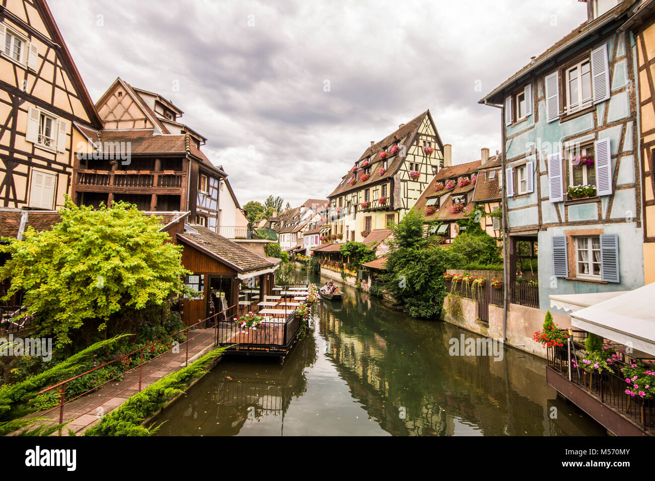 Vue du célèbre quartier de la Petite Venise et ses canaux à Colmar, Alsace, France Banque D'Images