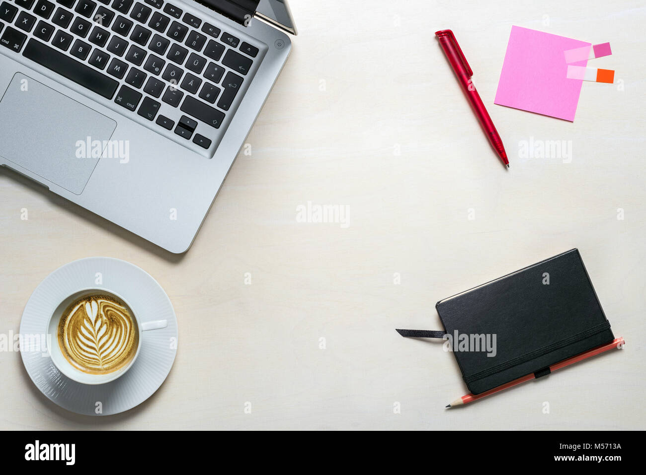 Sticky note vierge Avec copie espace pour écrire un message et tasse de café allongé sur le bureau de mise à plat au-dessus Banque D'Images