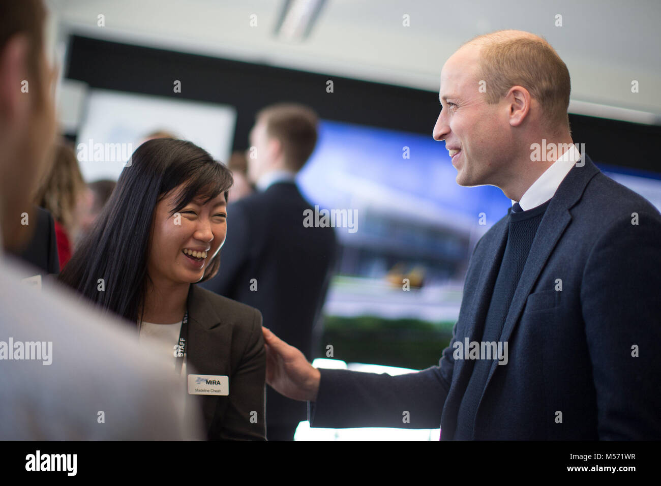 Le duc de Cambridge se réunit post graduate Dr Madeline Cheah, Analyste Senior Cyber Security au cours d'une visite au Parc Technologique de MIRA à Nuneaton, Warwickshire, qui fournit l'ingénierie d'avant-garde, de la recherche et des services d'essai de l'industrie des transports. MIRA était auparavant connu sous le nom de Motor Industry Research Association. Banque D'Images