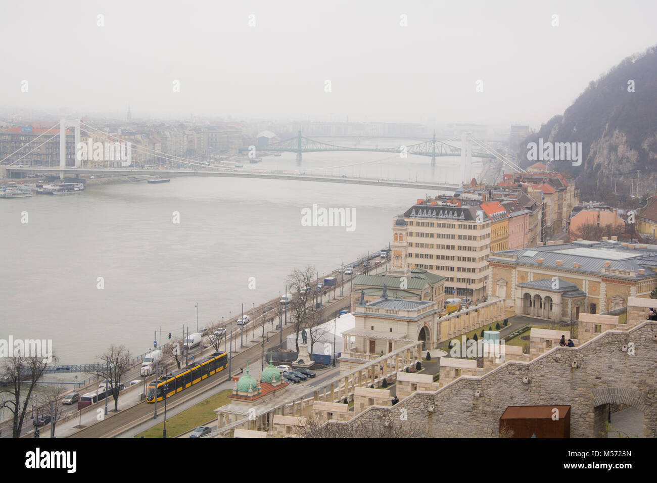 6 février 2018- Budapest Hongrie - Scène de rue vue du Palais Royal Castle Hill montrant 3 de la ponts reliant Buda et Pest Banque D'Images