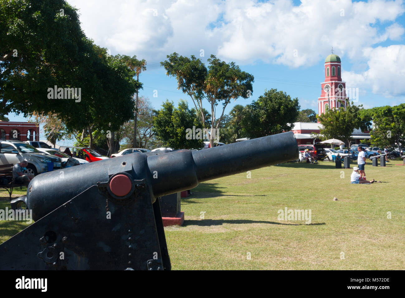 Cannon et 1814 Tour de l'horloge à Garrison Savannah, Bridgetown, Barbade Banque D'Images