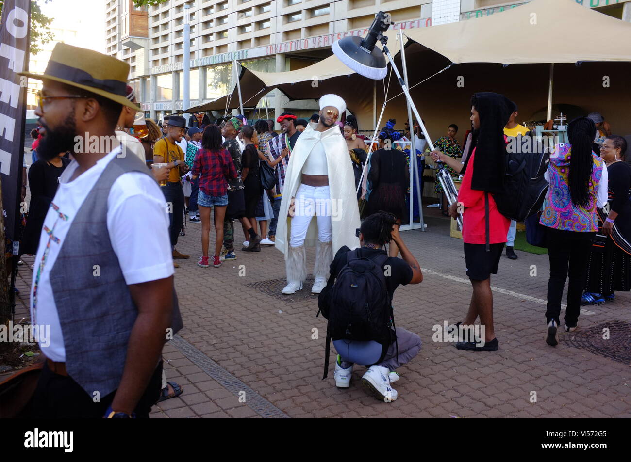 Un homme pose pour une séance photo de rue au festival de musique AfroPunk à Johannesburg Banque D'Images