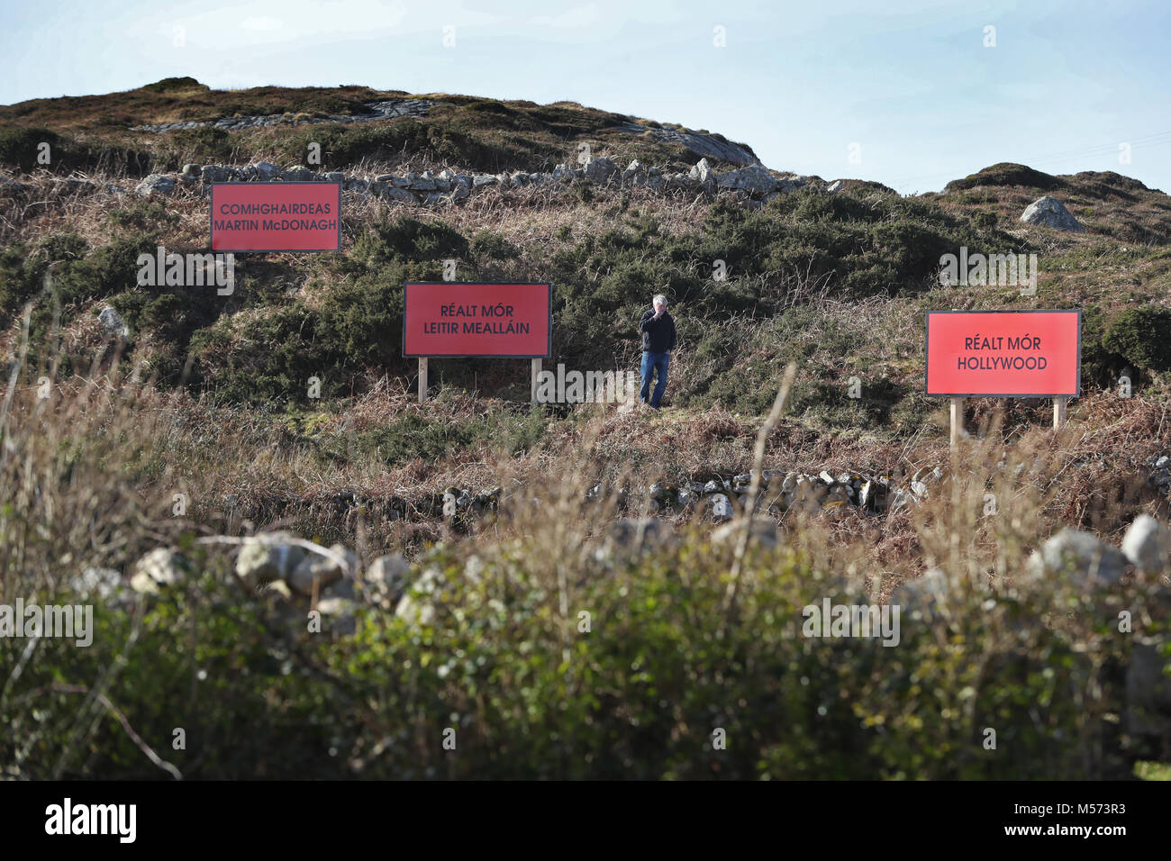 John O Conghaile Bhaba Jeaic avec trois panneaux publicitaires, il a érigé l'extérieur Lettermullen, Co Galway à l'honneur le cinéaste et réalisateur irlandais Martin McDonagh. Banque D'Images