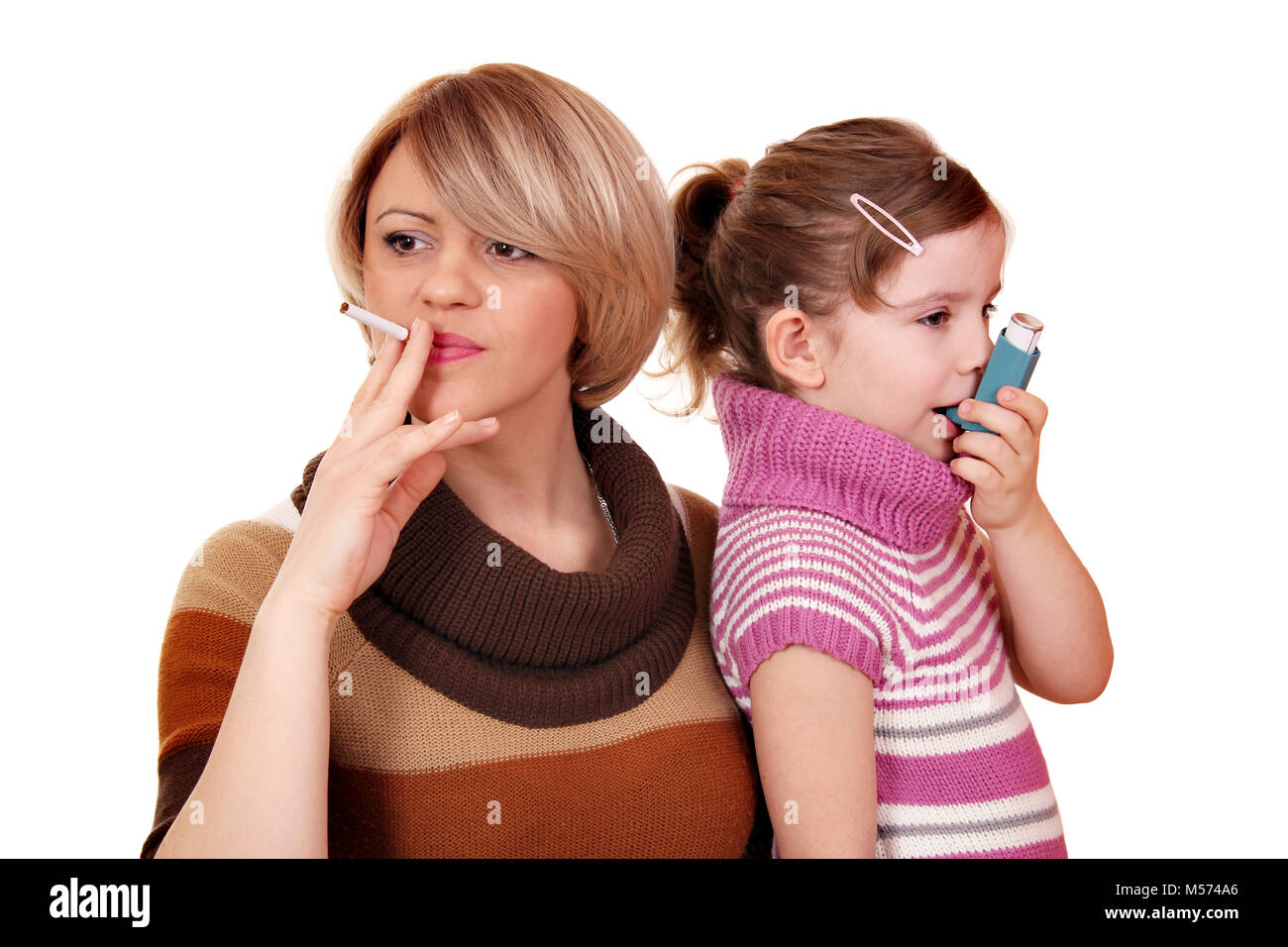 La fumée du tabac cause l'asthme chez les enfants Banque D'Images