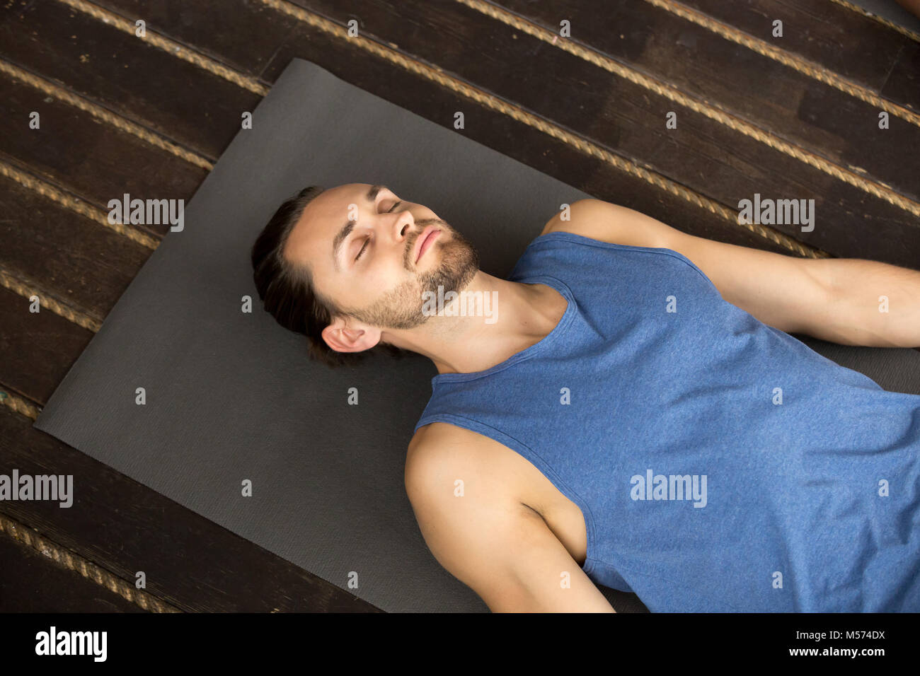 Young man lying en exercice de corps morts Banque D'Images