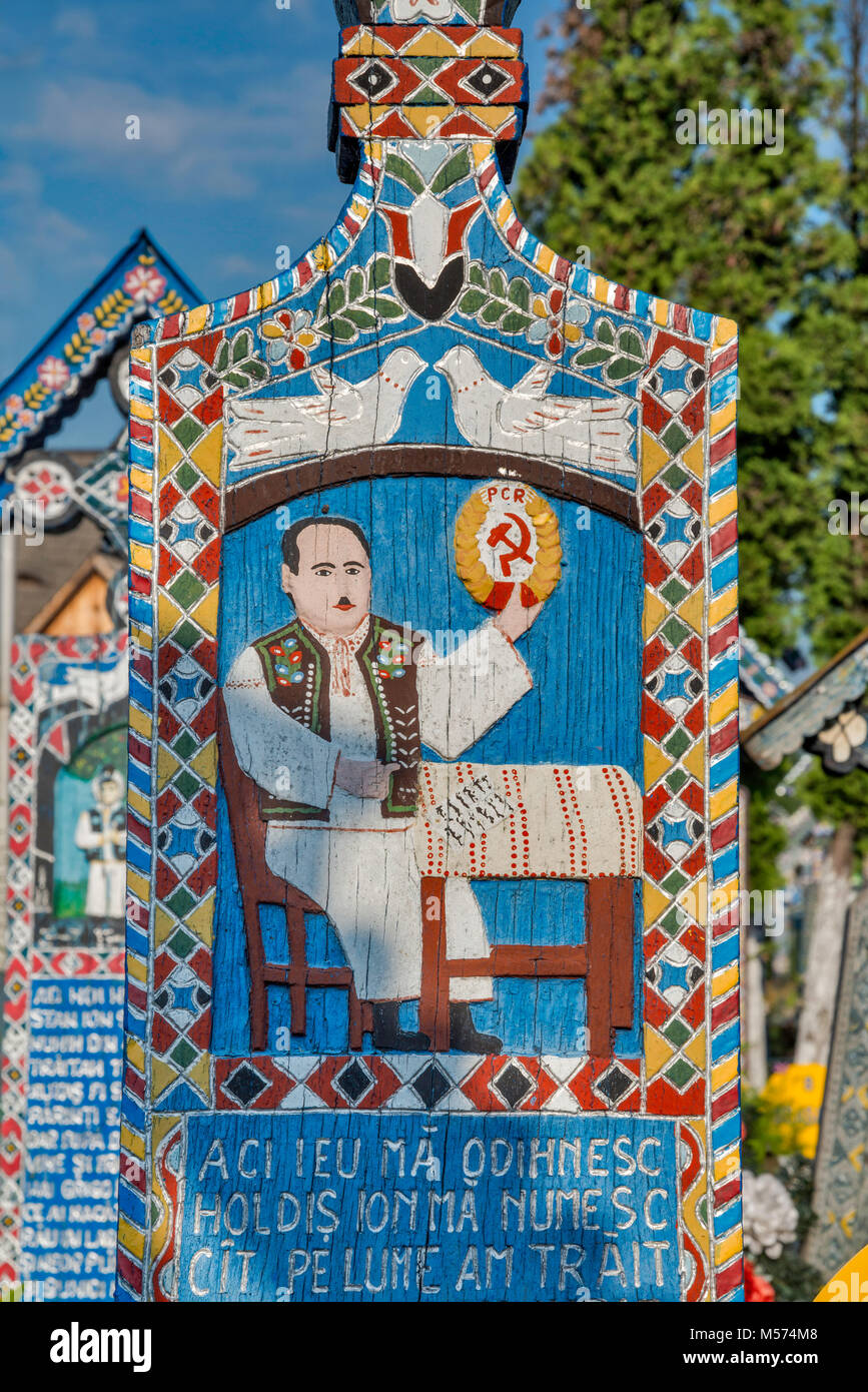 Panneau en bois sculpté avec d'épitaphes, y compris la drépanocytose et d'un marteau, à de graves, Cimetière Joyeux (Cimitirul Vesel) de Sapanta Maramures, Roumanie, Région Banque D'Images