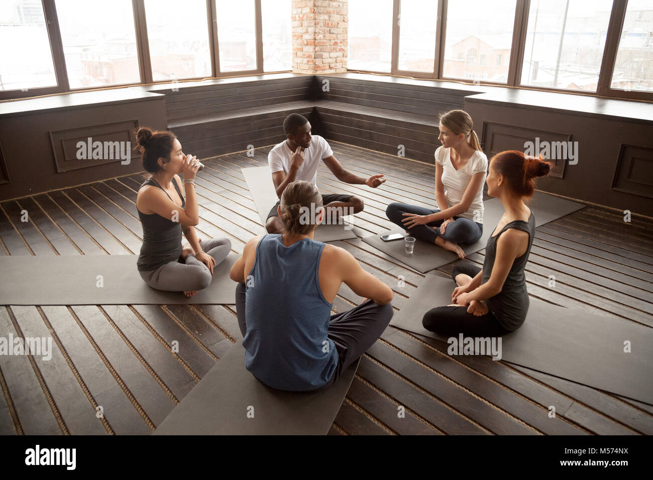 Africains-Américains professeur de yoga à parler de groupe divers sittin Banque D'Images