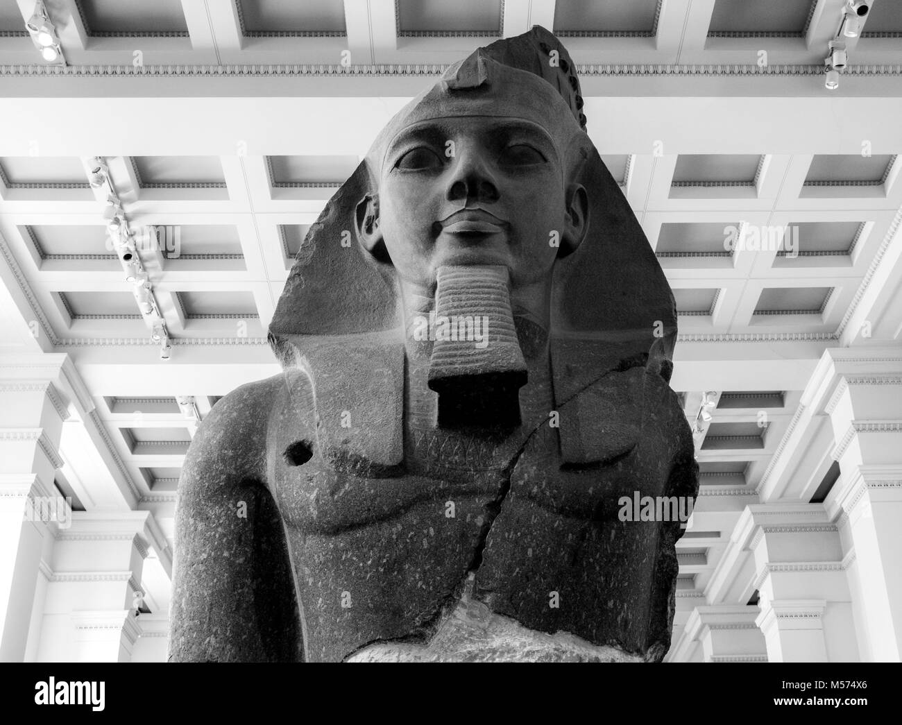 Granit colossal Buste de jeune Memnon Ramsès II au Musée britannique (l'histoire, art et culture). Londres, Angleterre, Royaume-Uni. Image en noir et blanc. Banque D'Images