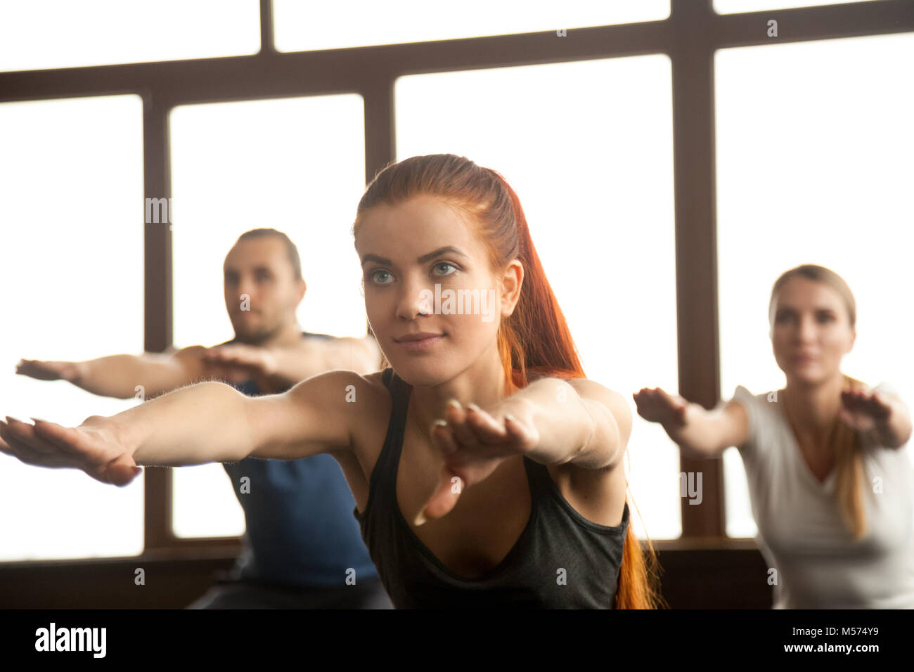 Belle sportive redhead girl doing fitness groupe à tr Banque D'Images