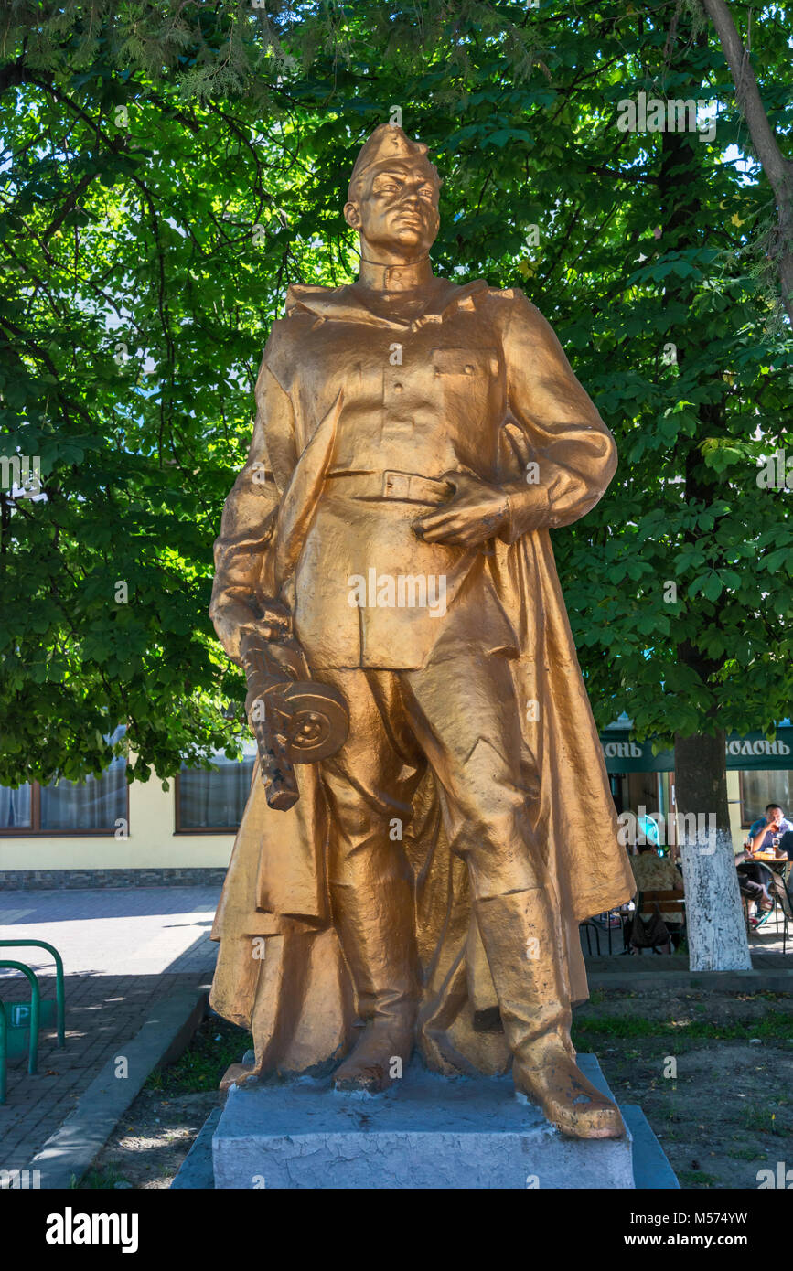 Statue du soldat soviétique, placé après la Seconde Guerre mondiale, dans la ville de Kiev, les Carpates, région des Carpates Hutsul, Ruthénie, Zakarpattia, Ukraine Banque D'Images
