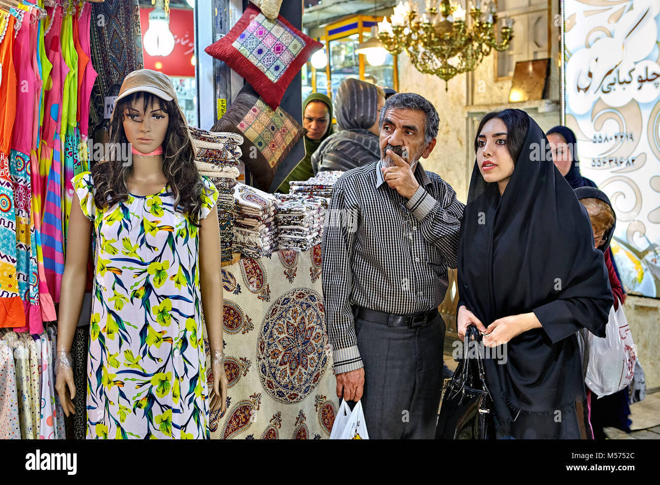 Téhéran, Iran - le 29 avril 2017 : Une jeune femme en noir hijab islamique,  le fait de