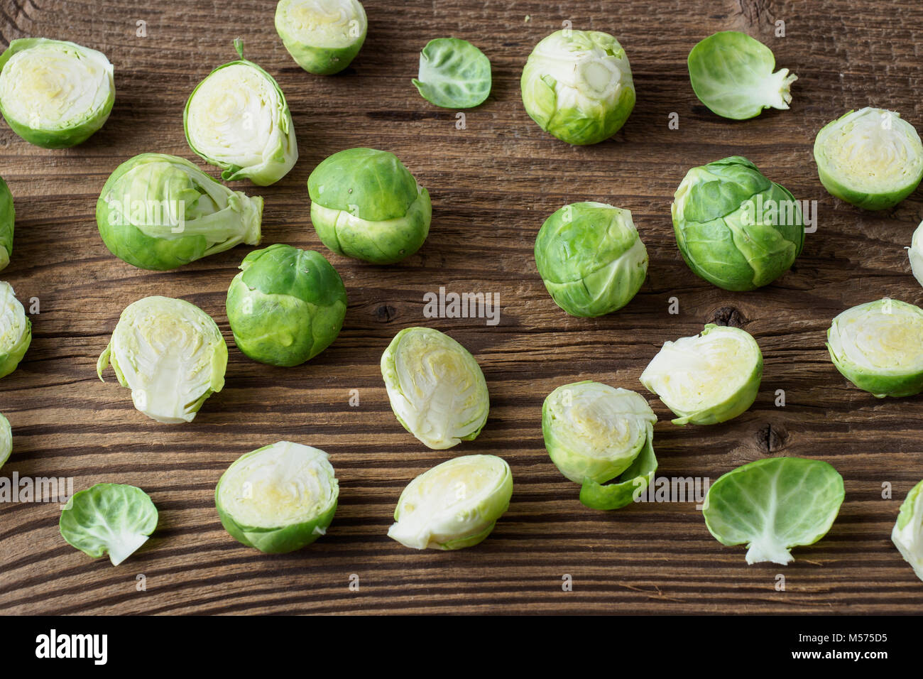 Le chou de Bruxelles (Brassica oleracea) sur l'ancienne table en bois Banque D'Images