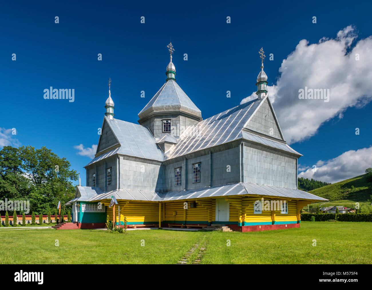 Église catholique grecque, recouvert de tôle, dans le village de Iltsi près de Verkhovyna, Carpates, Région Hutsul, Pokuttya, Ukraine Banque D'Images