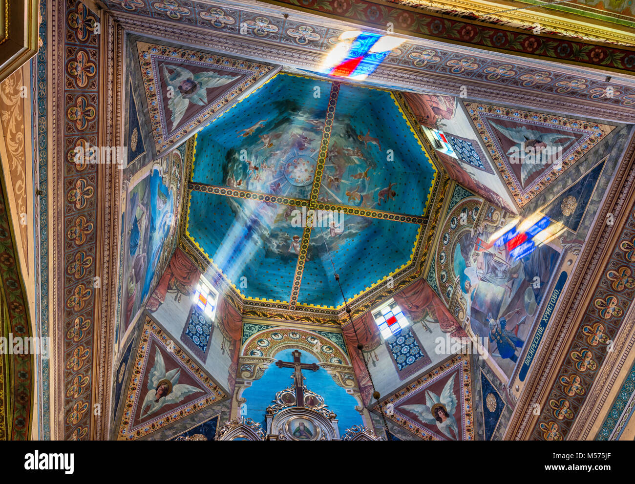 Rayons de soleil, décoration polychrome, dôme à l'église catholique grecque, village d'Iltsi près de Verkhovyna, montagnes carpathes, région hutsul, Ukraine Banque D'Images