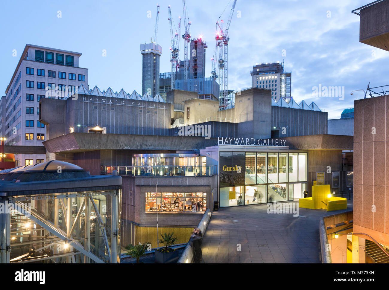 La Hayward Gallery la nuit, le South Bank, Londres, UK Banque D'Images