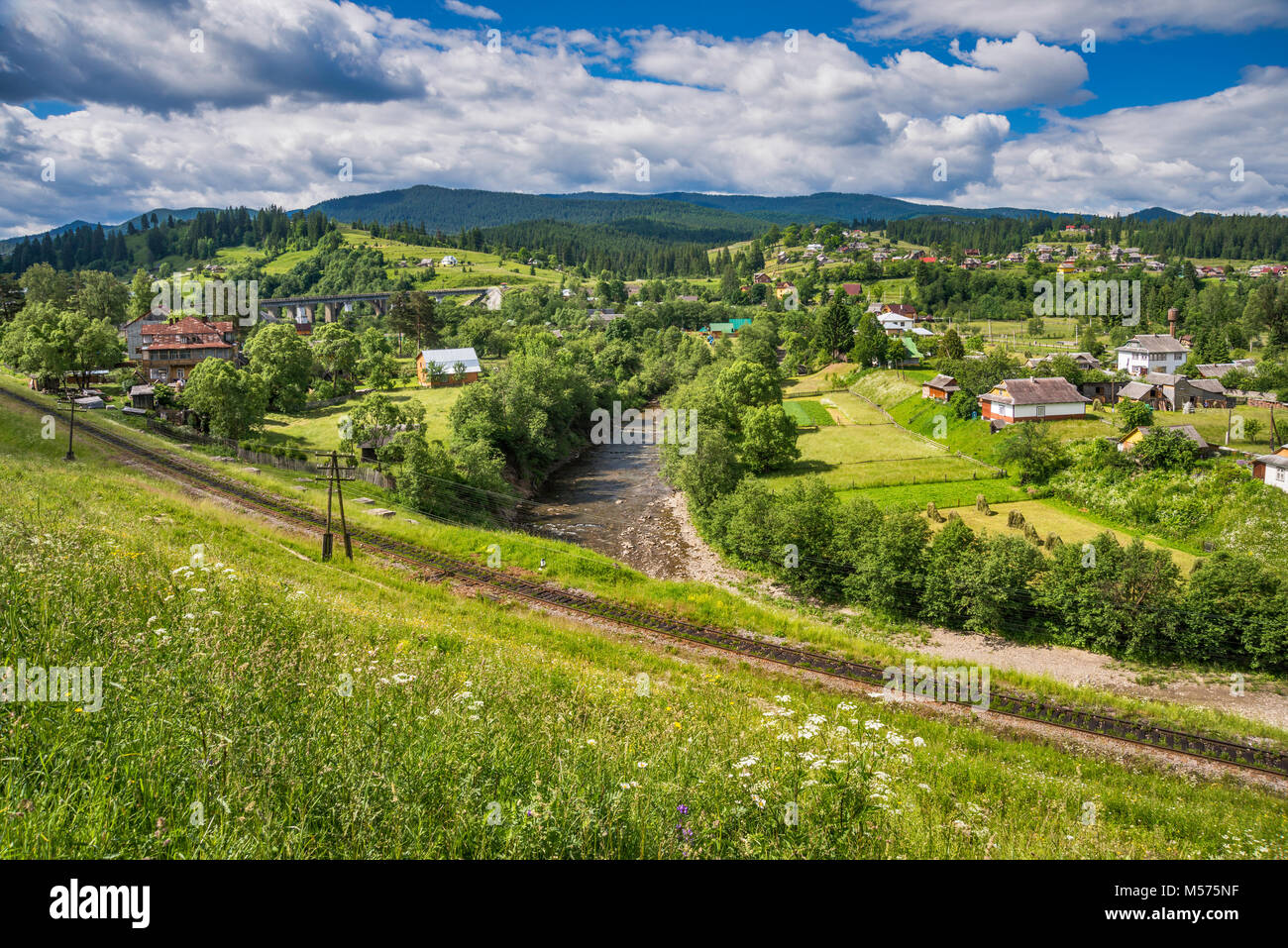 Ville de Kiev sur la rivière Prut, Carpates, Région Hutsul, Pokuttya, Prykarpattia Région, Ivano-Frankivsk, Ukraine Banque D'Images