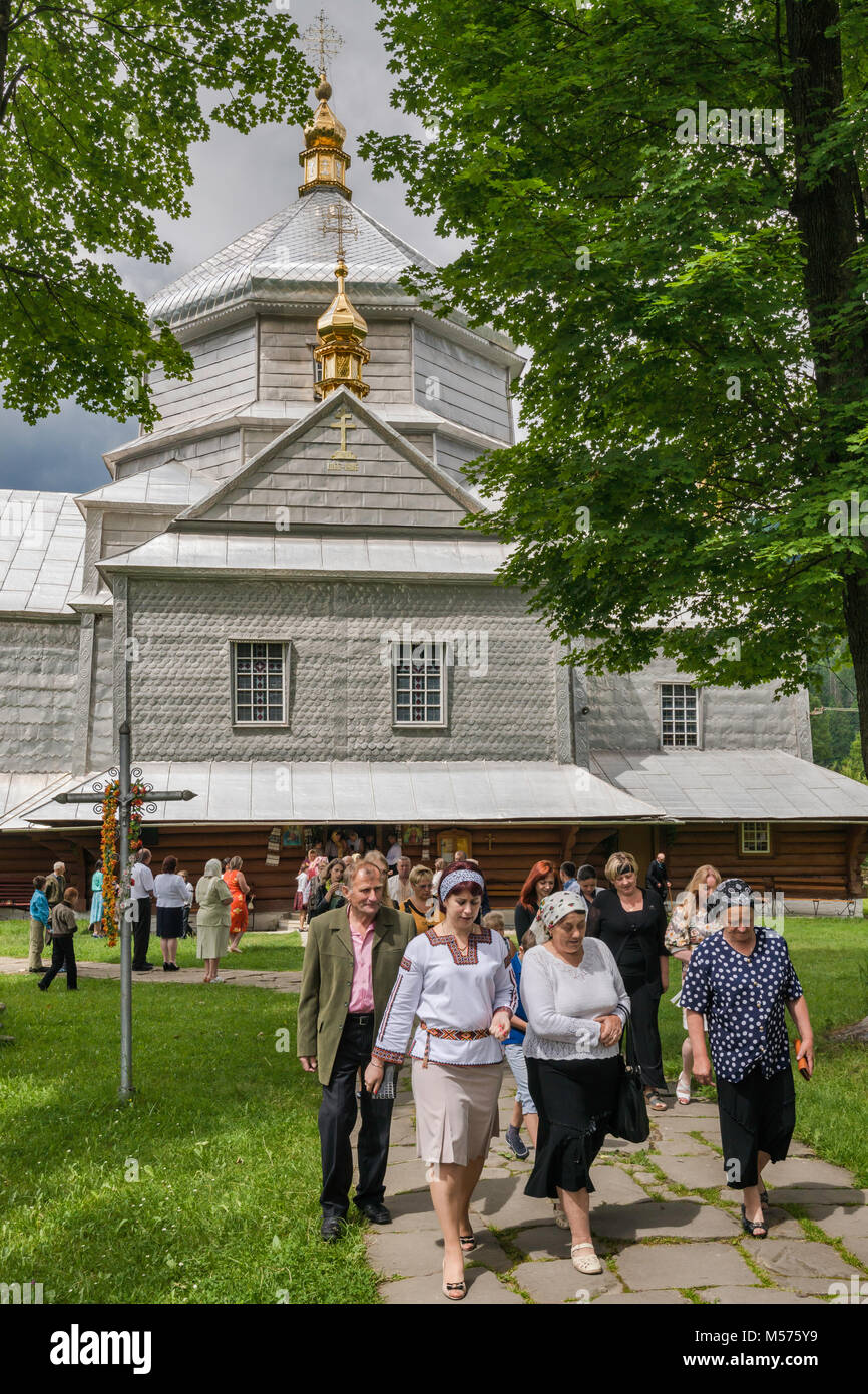 Les fidèles quitter après la messe à Sainte Trinité Eglise grecque-catholique, dans le village de Yapahuwa, près de la ville de Yaremtche, Carpates, Ukraine Banque D'Images