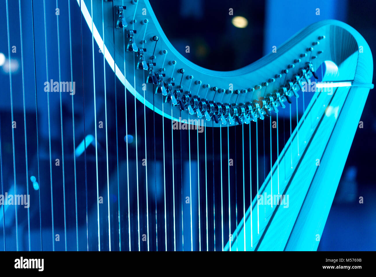 Une harpe détail baigné de lumière au néon bleu. Le son de la musique. Banque D'Images