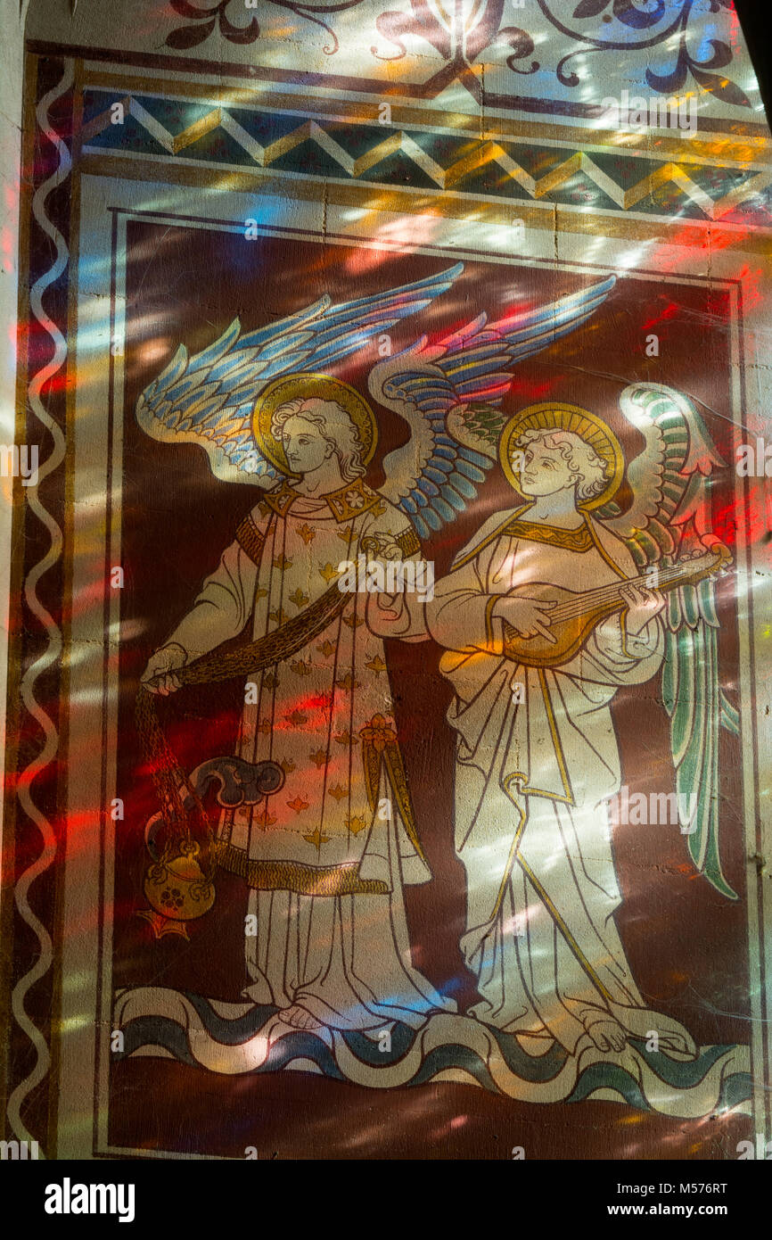 Transmis de la lumière colorée des vitraux sur les décorations murales, l'église Sainte Marie la Vierge, Freeland, Oxfordshire, England, UK Banque D'Images
