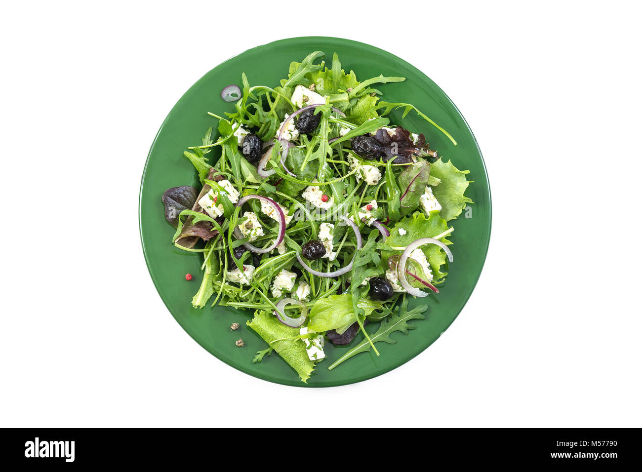 Servir frais avec une salade grecque de légumes-feuilles, herbes, arugulan feta, olives, feta et olives , sur un fond blanc, vert olate Banque D'Images