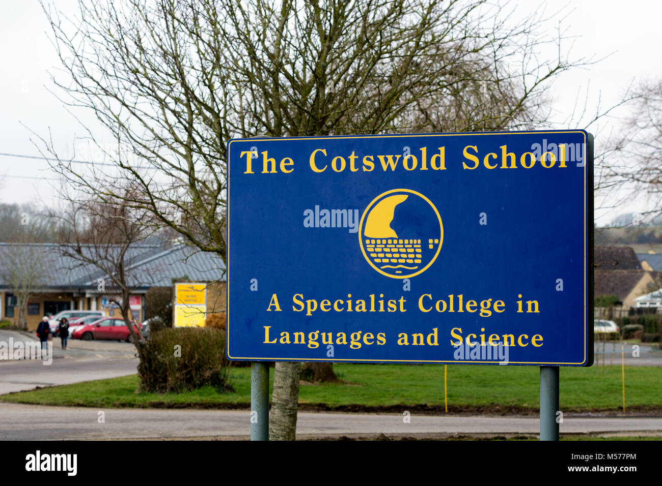 L'École, signe de Cotswold Bourton-on-the-water, Gloucestershire, England, UK Banque D'Images