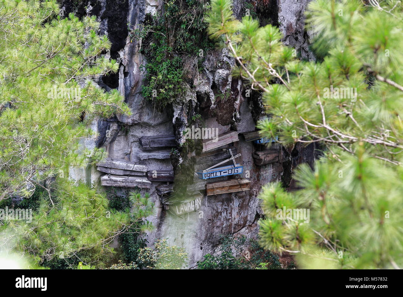 Sagada, Philippines-October 9, 2016 : La pratique funéraire Igorots unique des douanes-les morts sont enterrés dans des cercueils lié ou cloué sur les falaises. Sagada-Moun Banque D'Images