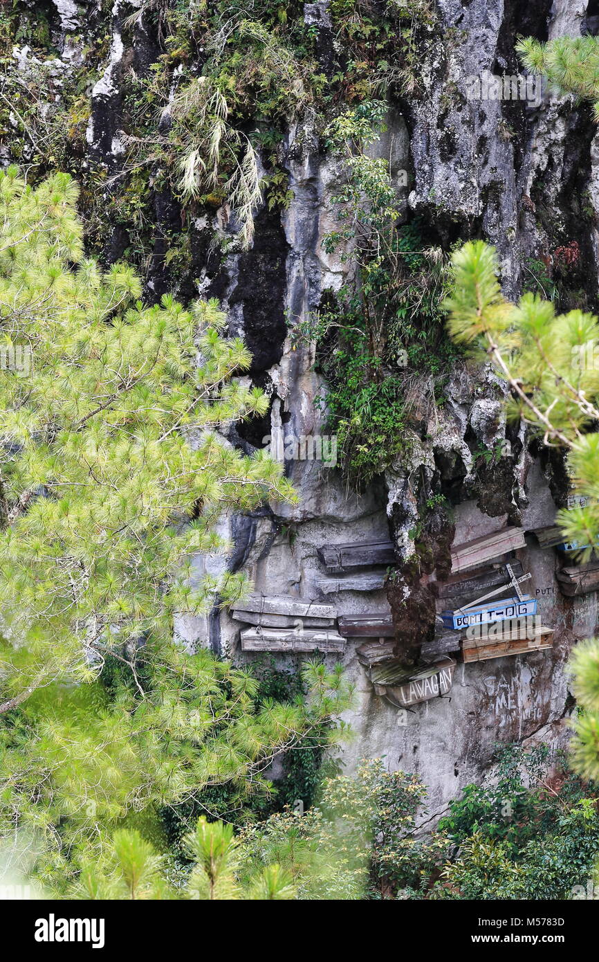 Sagada, Philippines-October 9, 2016 : La pratique funéraire Igorots unique des douanes-les morts sont enterrés dans des cercueils lié ou cloué sur les falaises. Sagada-Moun Banque D'Images