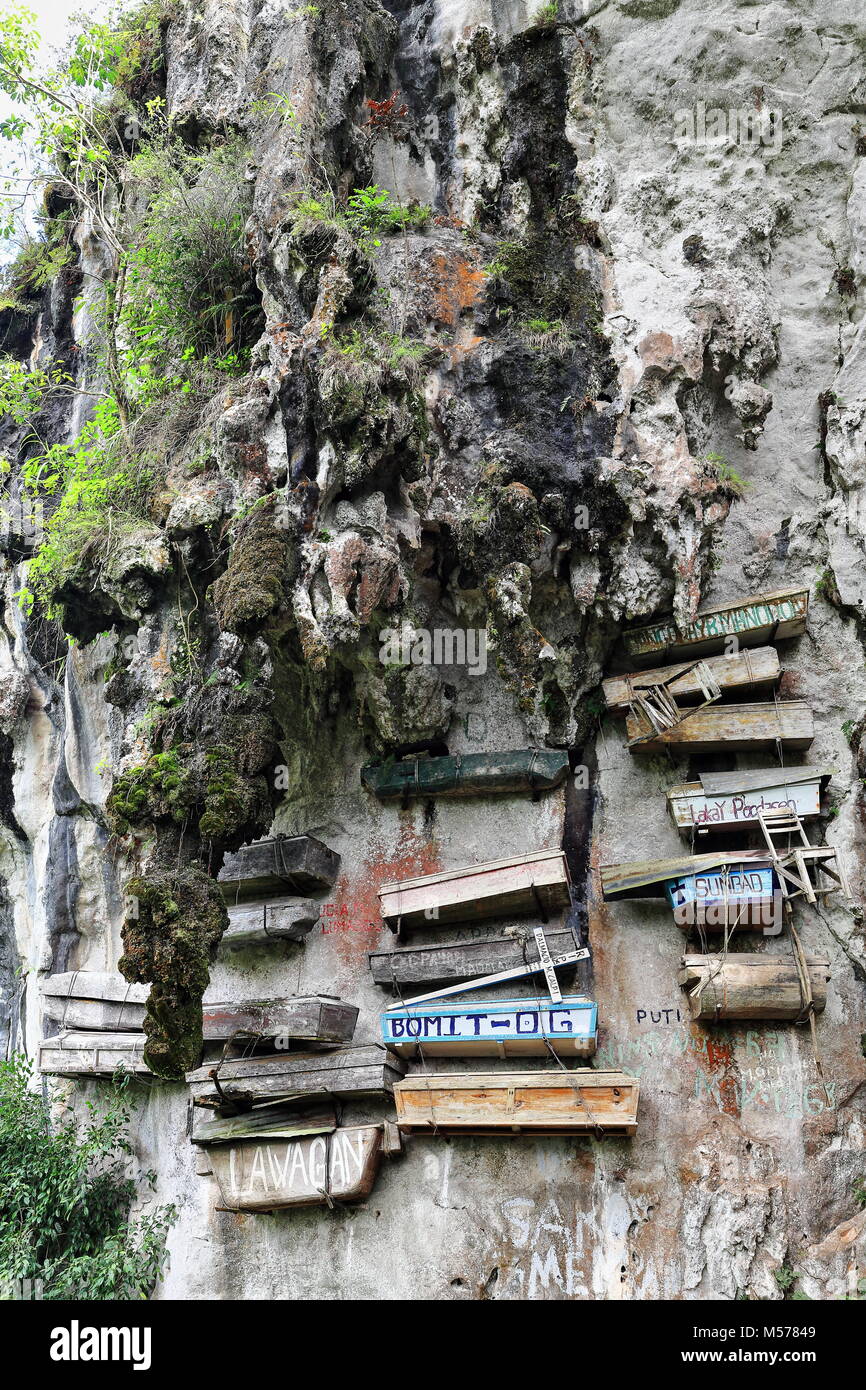 Sagada, Philippines-October 9, 2016 : La pratique funéraire Igorots unique des douanes-les morts sont enterrés dans des cercueils lié ou cloué sur les falaises. Sagada-Moun Banque D'Images