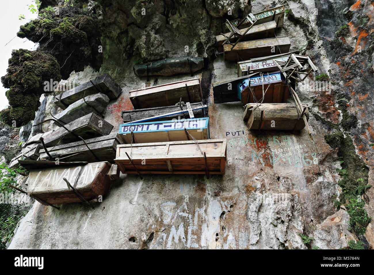 Sagada, Philippines-October 9, 2016 : La pratique funéraire Igorots unique des douanes-les morts sont enterrés dans des cercueils lié ou cloué sur les falaises. Sagada-Moun Banque D'Images