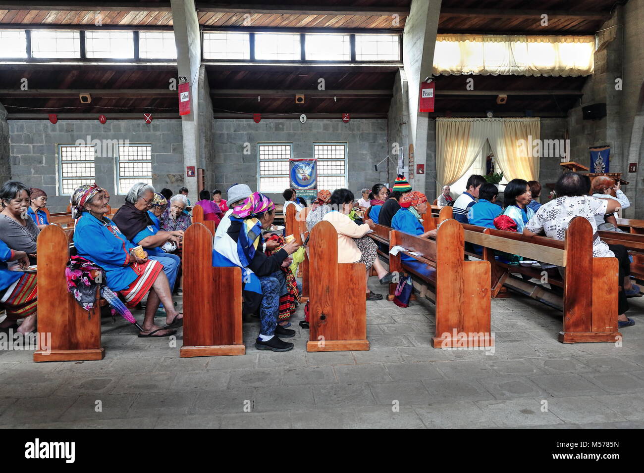 Sagada, Philippines-October 9, 2016 : Liste des dévots célébrer un déjeuner commun à Saint Marie la Vierge de l'église épiscopalienne après service religieux Banque D'Images