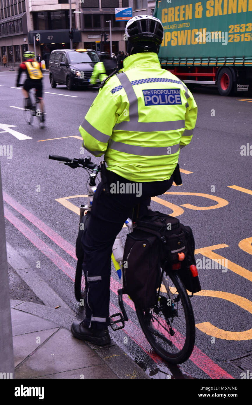 Ametroplolitan agent de police ou gendarme battre sur un vélo sur le centre de Londres La police communautaire et les stratégies de la police de la capitale. Battre le cuivre Banque D'Images