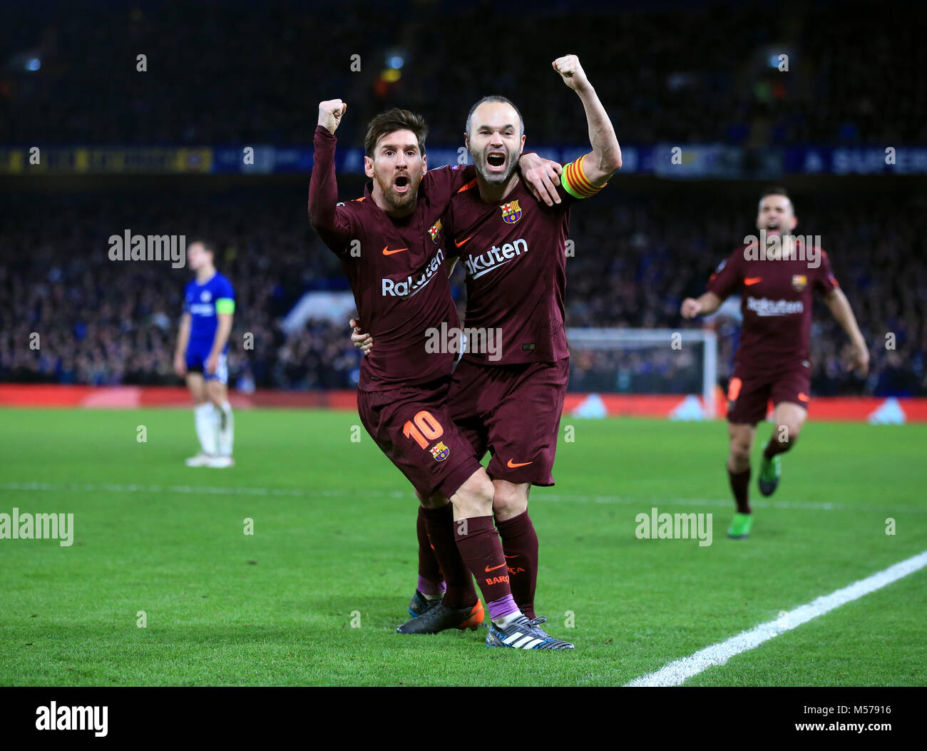 Lionel Messi de Barcelone (à gauche) fête marquant son premier but de côtés du jeu avec Andres Iniesta lors de la Ligue des Champions tour de 16 ans, première étape match à Stamford Bridge, Londres. Banque D'Images