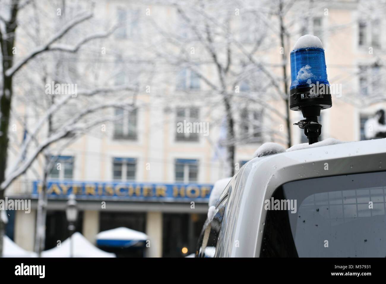 La police, Voiture, Bleu, Flash, Flash, Lumière, éclairage, LED, VIP, important, protéger, sauvegarder, Hotel, Bayerischer Hof, Munich, Bâtiment, maison, entrée, façade, Banque D'Images