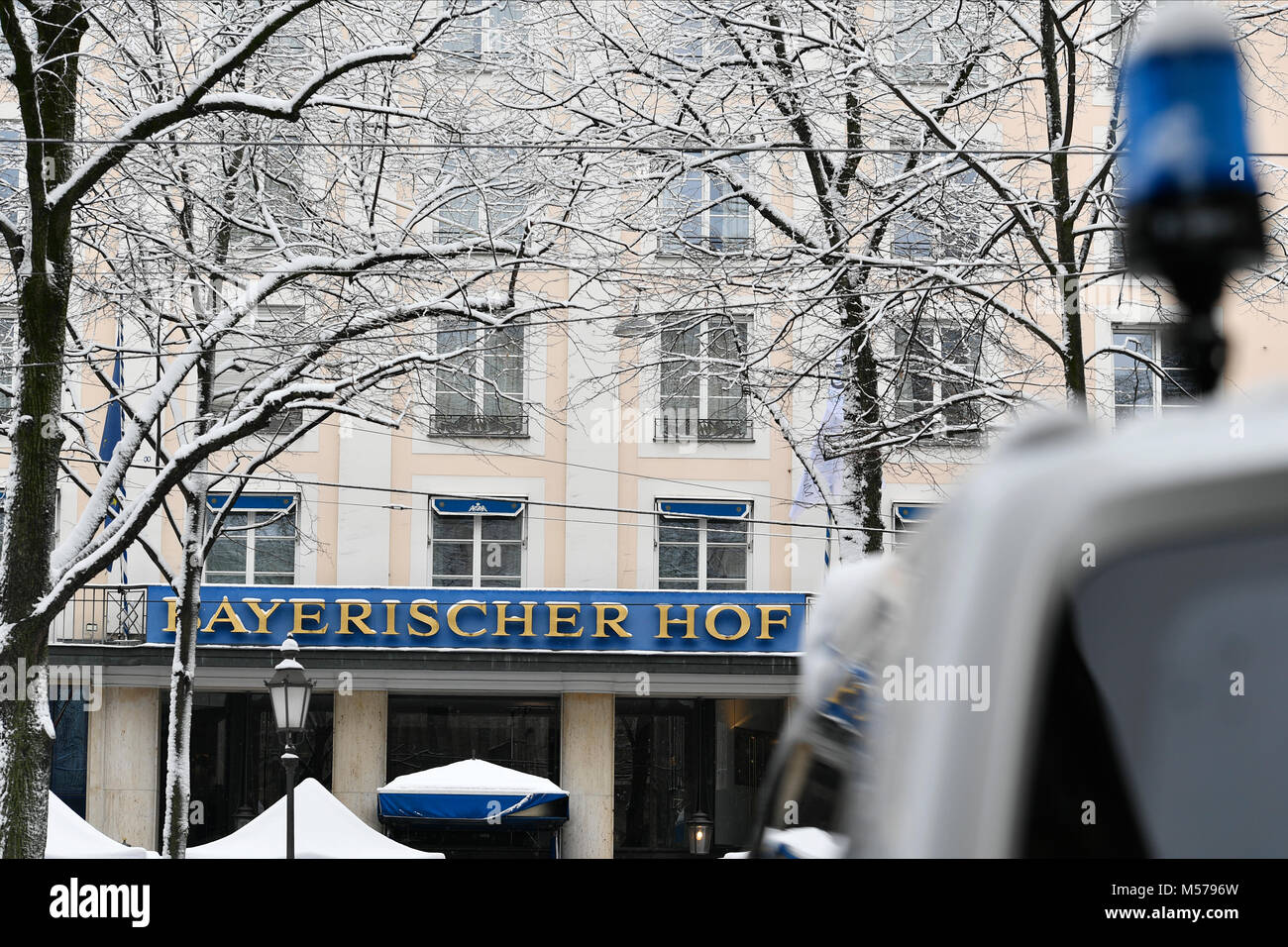 La police, Voiture, Bleu, Flash, Flash, Lumière, éclairage, LED, VIP, important, protéger, sauvegarder, Hotel, Bayerischer Hof, Munich, Bâtiment, maison, entrée, façade, Banque D'Images