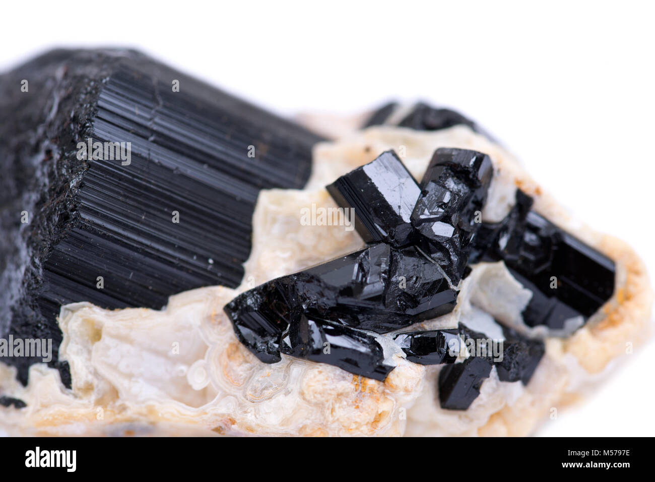 Point de tourmaline noire & Bébés niché dans le feldspath provenant du Brésil, isolé sur fond blanc Banque D'Images