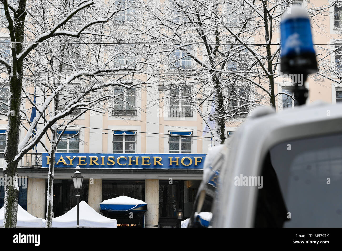 La police, Voiture, Bleu, Flash, Flash, Lumière, éclairage, LED, VIP, important, protéger, sauvegarder, Hotel, Bayerischer Hof, Munich, Bâtiment, maison, entrée, façade, Banque D'Images