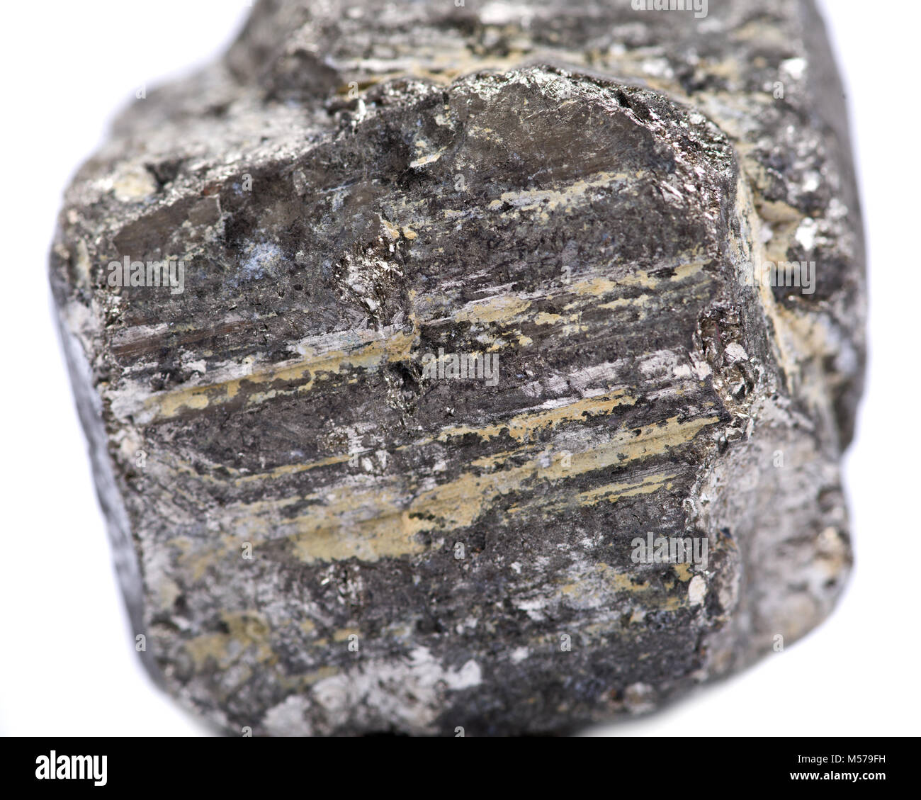 Cube de pyrite naturelles du Pérou, isolé sur fond blanc Banque D'Images