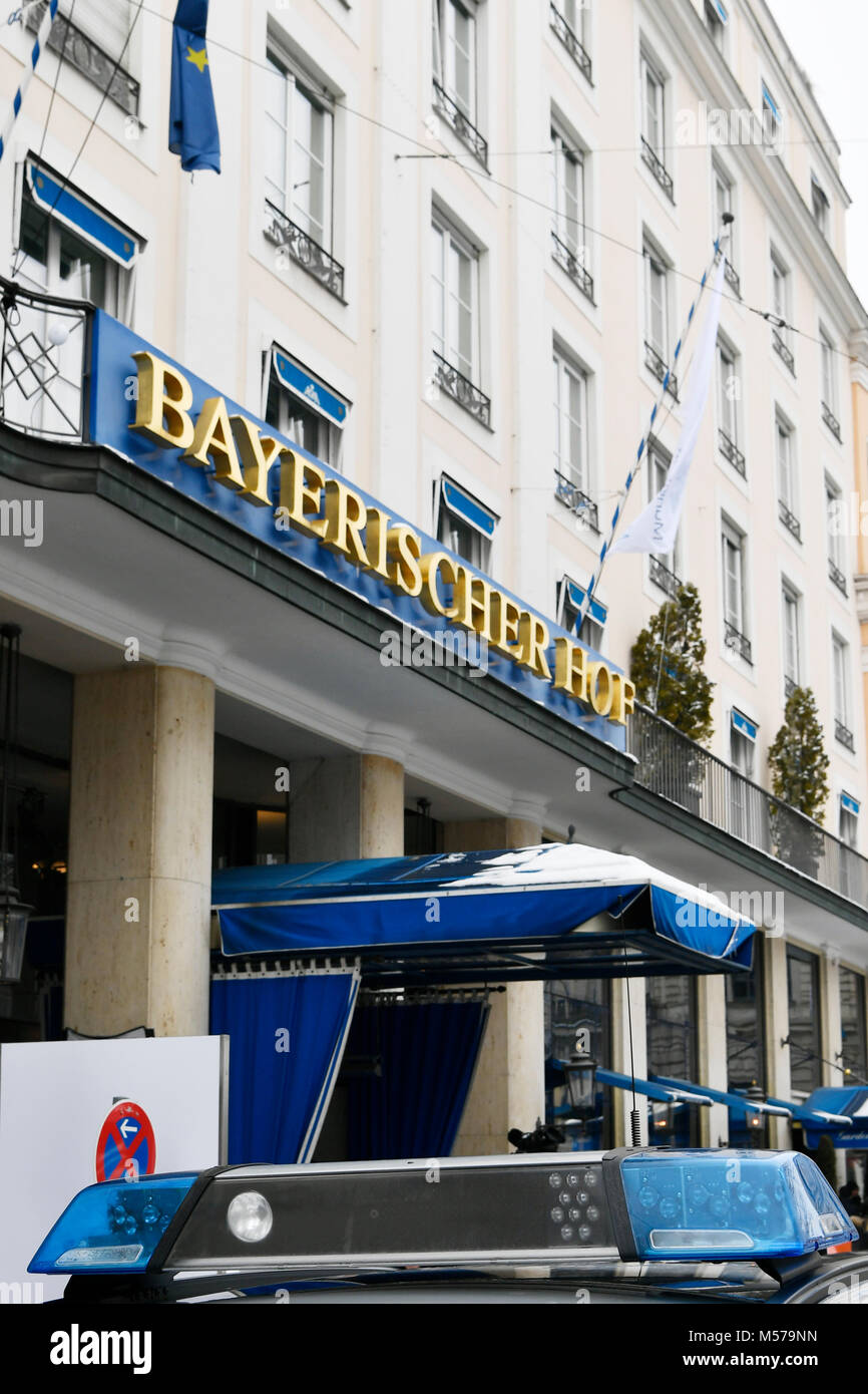 L''hôtel, Bayerischer Hof, Munich, Bâtiment, maison, entrée, entrée, avant, porte, drapeau, drapeaux, vent, coup, Conférence de Munich sur la sécurité, bannière, tapis, avant Banque D'Images
