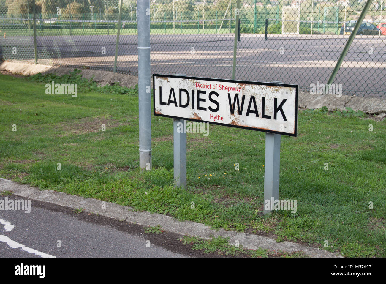 Chers à pied humoristique étrange road street sign Hythe Kent England Banque D'Images