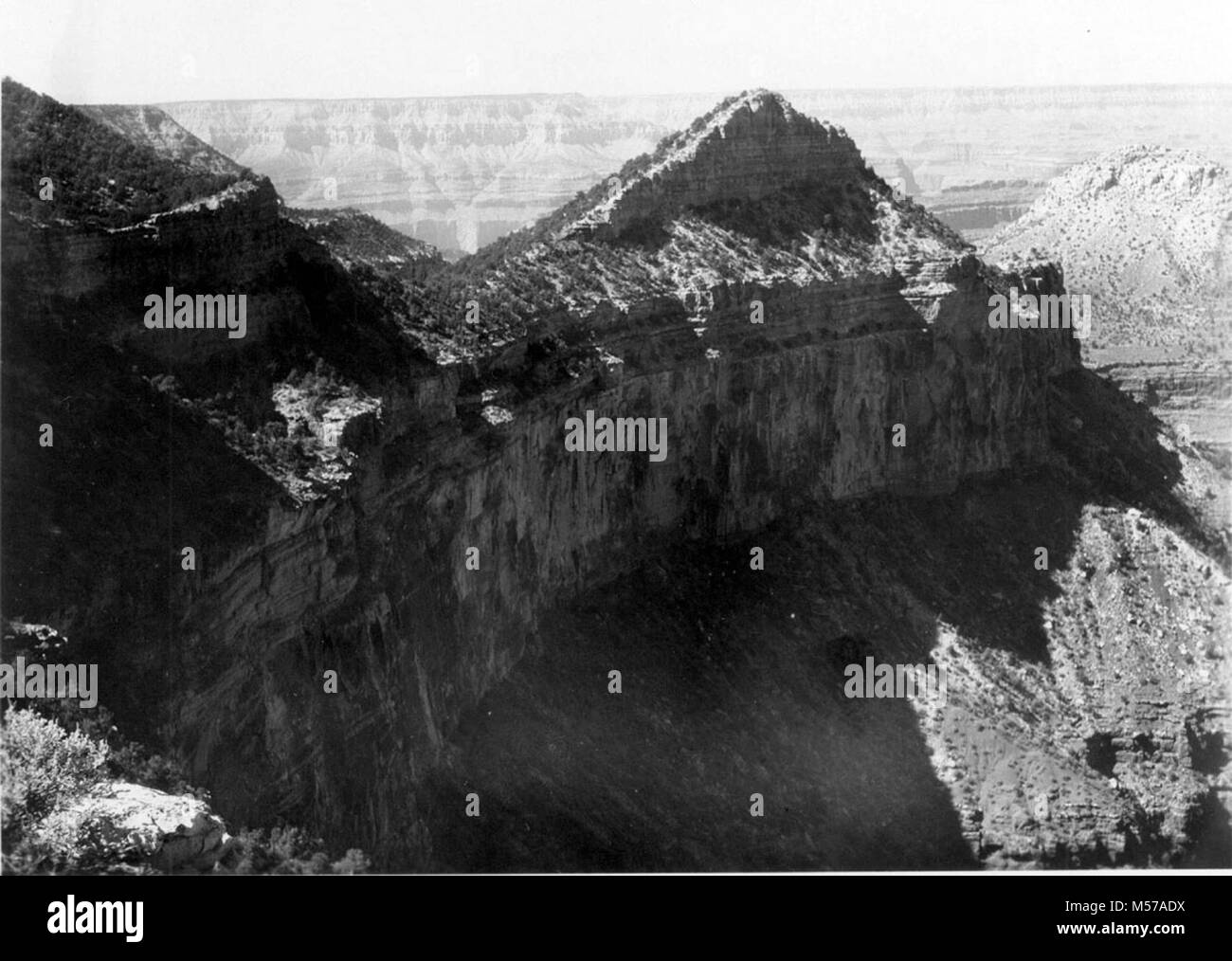 Historique du Grand Canyon. La MONTAGNE À PARTIR DE COMBUSTIBLES FOSSILES POINT HAVASUPAI SUR SOUTH RIM DU GRAND CANYON. Vers 1930. Banque D'Images