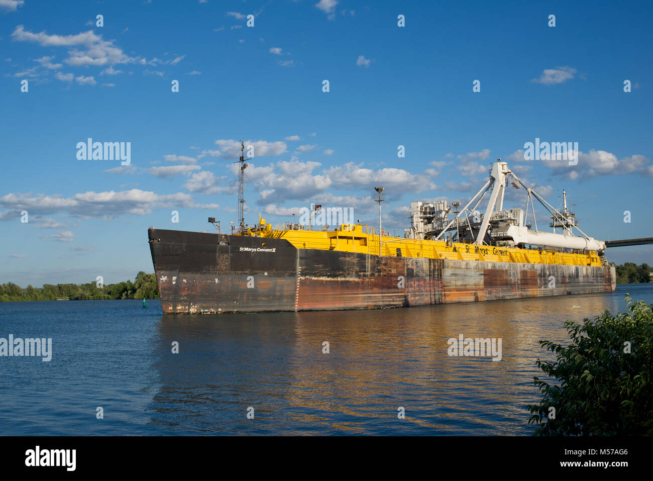 Le Ciment Ciment St. Mary II péniche naviguant dans le canal Welland, Ontario, Canada Banque D'Images