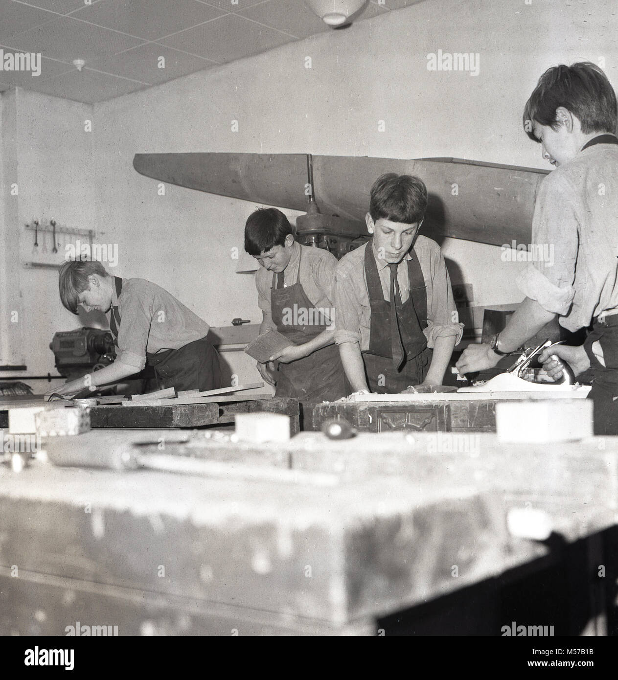1968, historique, dans le sud de Londres, en Angleterre, les jeunes adolescents à un état de faire l'internat a woodwork class. Banque D'Images