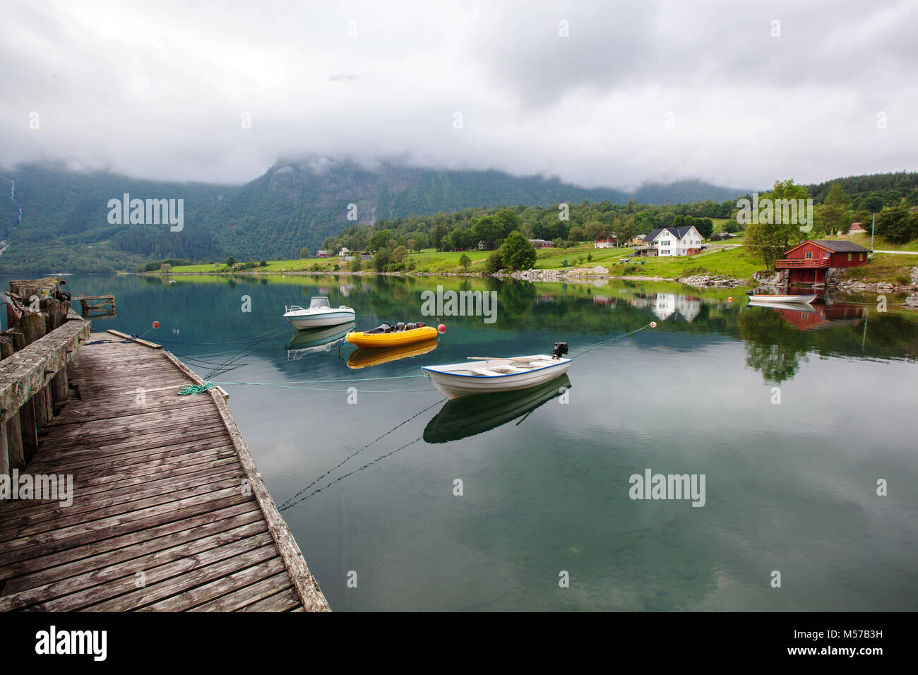 Lac paysage beautyful et voile, la Norvège Banque D'Images